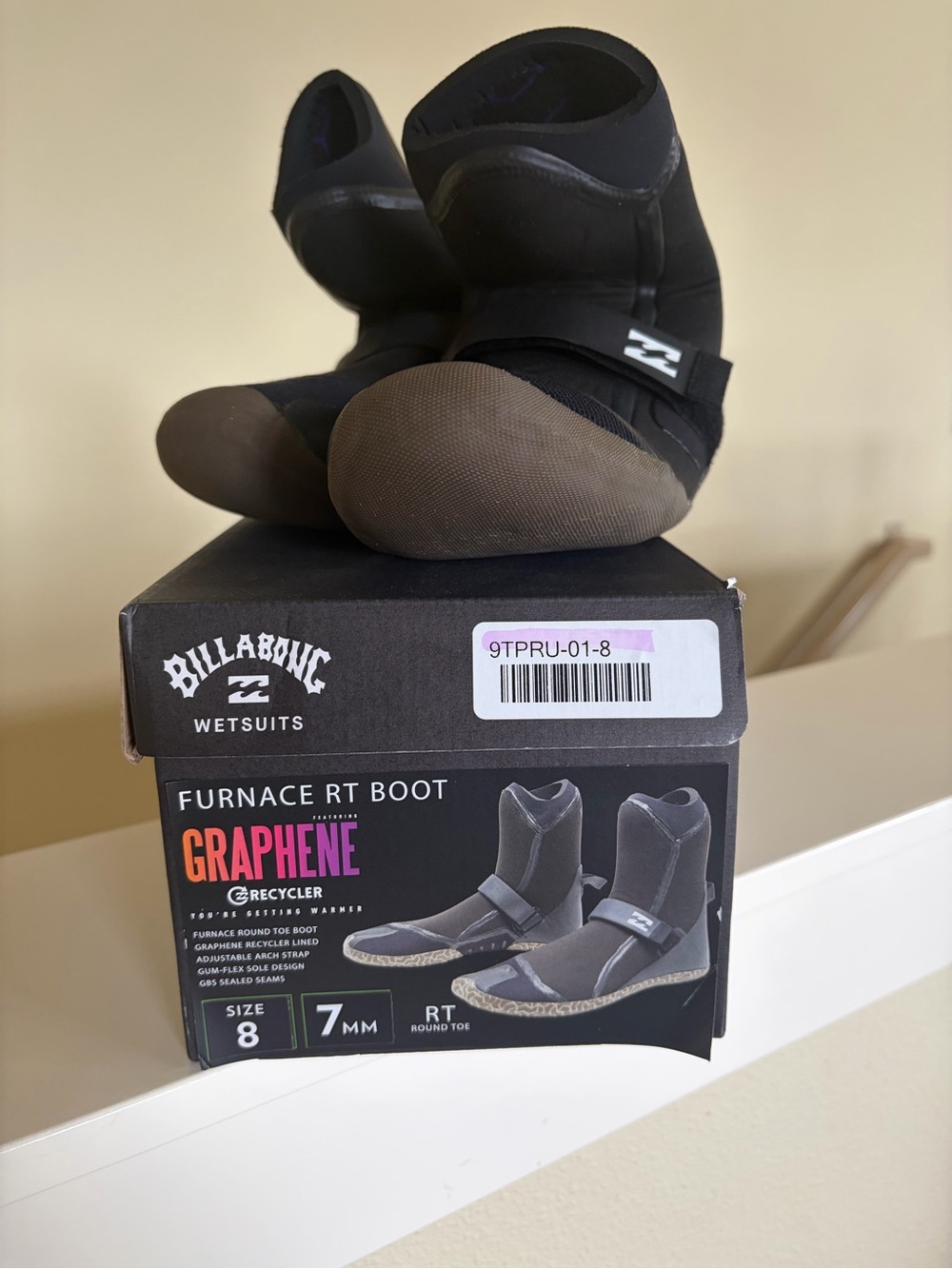 New in box Billabong Furnace wetsuit boots, 7mm, men’s size 8